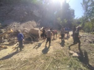 Personel Polri Buka Akses Jalan Terdampak Longsor Menuju Dusun Nitung di Palue